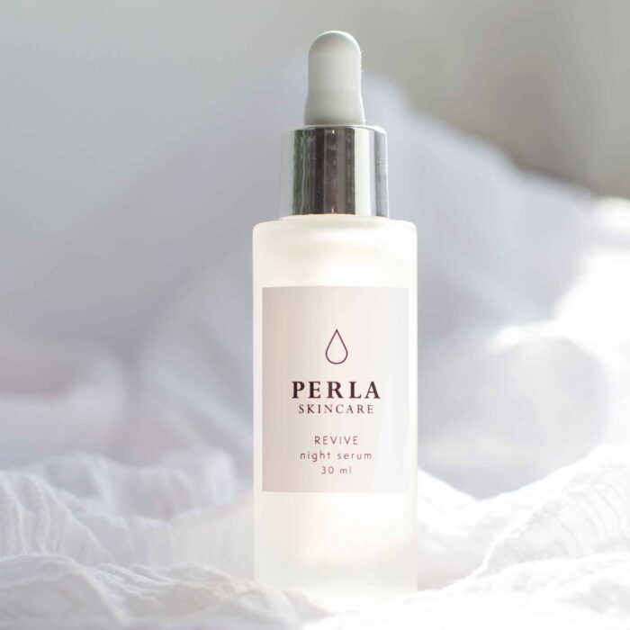 Perla Skincare éjszakai anti-ageing szérumja, mely simábbá és egyenletesebbé teszi a bőrt.